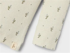 lil\' atelier top med flæsekant på skulderen og blomsterprint, set tæt på